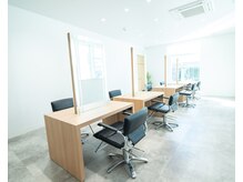 モッズヘア 青葉台店の雰囲気（店内は明るくナチュラルな雰囲気で落ち着けます【スタッフ募集】）