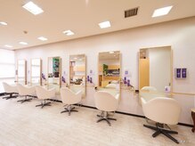 ヘアーサロンソシエ 鶴川店の雰囲気(大きい窓から日差しが入り解放感のあるカットブースです)