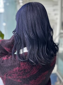 リア(riah) ブルーブラック/ブリーチなし/暗め艶カラー/レイヤーカット