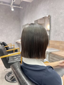 モク(mok) パツっとストレート外ハネボブ