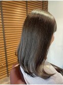 シンプルだけどおしゃれ！ストレートセミロングで上品に