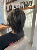 ブロックデザインシルバーカラーミディアムウルフカット
