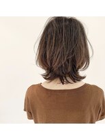 デフィー(DEFY) 襟足をハネさせたミディアムスタイル