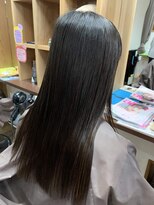 クネア(kunea)&nbsp;梅雨のうねりに負けないさらさらストレートヘア/暗髪