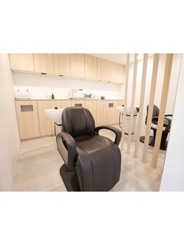 ◇京橋/OBP徒歩5分◇白を基調とした落ち着いた空間。大人の髪のお悩みに合わせ満足できるスタイルを実現。