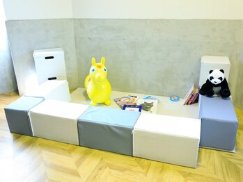 イイナヘアガレージ(117)の写真/【キッズスペースあり◎】お子様と一緒でも、周囲を気にせず、安心して通えるサロン☆