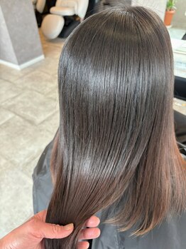 スリー(THREE)の写真/あなたに寄り添う“似合わせ提案”。極潤トリートメント＆髪質改善で、扱いやすく美しいシルエットに。