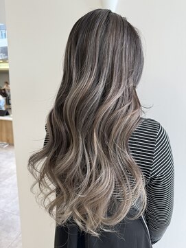 イト(ito.) 外国人風ホワイトベージュバレイヤージュ_レイヤーカット