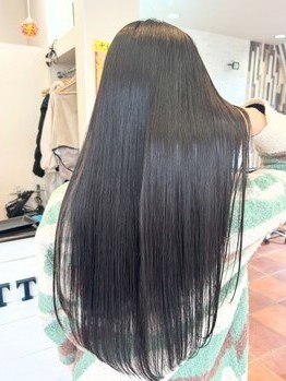 リゴレット 春日部店(RIGOLETTO)の写真/癖毛や傷みでお悩みの方にも感動の手触り♪ノンアルカリ髪質改善矯正で、リピーター続出☆