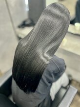 アドラ(ADLLA) 光に透ける、深みブルーブラック