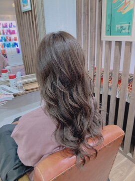 ヘアメイク アンフィ(amphi) セミロングウェーブスタイル