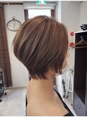 首が細く見える大人ハイライトことりベージュショートボブ