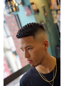 タイト スワッグ バーバーワークス(TIGHT SWAG BARBERWORKS) スキンフェード×アイロンパーマ