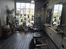 ビースト ヘア(BEAST HAIR)の雰囲気（セット面はグレーを基調とした落ち着いた空間です）