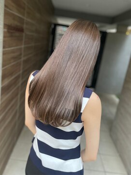 光に透ける上品な艶。髪質改善カラーでやわらかロングに