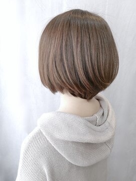 ジーナ(JINA) ●大人可愛い 小顔 ワンサイドショートボブ 丸み 前下がり