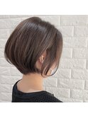 耳かけまるみショートボブ×ベージュカラー　イヤリングが映える