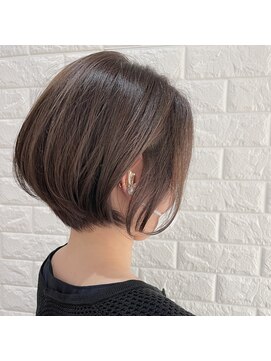 ヒップスデコ(Hip's deco) 耳かけまるみショートボブ×ベージュカラー　イヤリングが映える