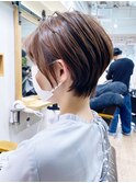大人ショートボブ、白髪ぼかしハイライト、丸みくびれ【BISA】