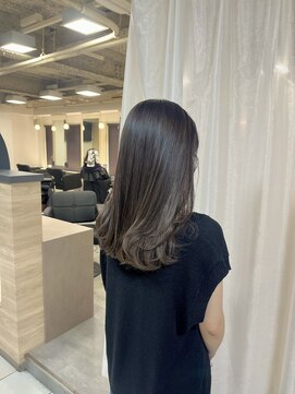 ユーリ(juli) グレージュ×セミロング