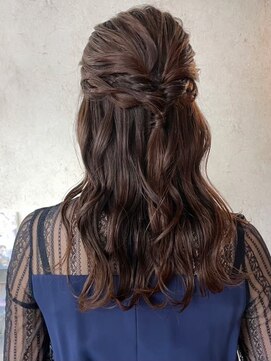 ビスクヘアデザイン(bisq hair design) アレンジ 艶髪 髪質改善 ヘアセット 編みおろし 顔まわり