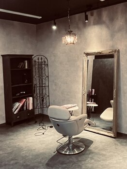 ルルーシュ(Lelouch)の写真/【エクステのお手入れを丁寧にレクチャー】高い技術力&豊富な知識をもつStylistがマンツーマン施術♪