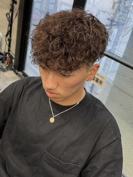 イーラ(era) スパイラルパーマ茶髪眉毛スペインカール刈り上げ