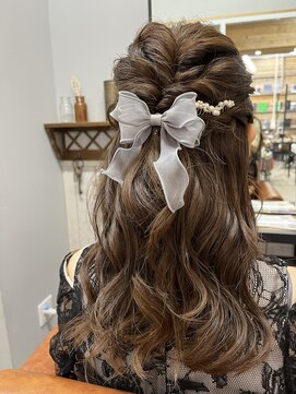 クロムス(clomus) 自然な抜け感アレンジで上品な印象に＊