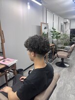 リイ(Lii)&nbsp;メンズ　ショート　センターパート　スパイラル　パーマ