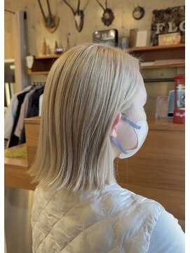 フローレア(Flow rare) 切りっぱなしボブ×ホワイトブロンドカラー【岩本大樹】
