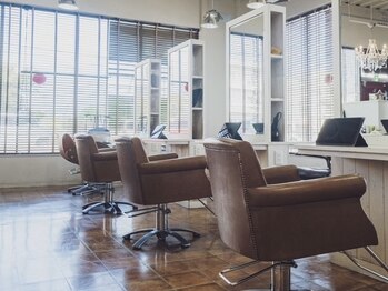 カットウェルズ粟殿店(Cut Well's smile&peace)の写真/アットホームな雰囲気でお客様のリラックスできる空間を提供します！女性スタイリストも多く在籍◎