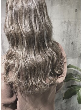 ホワイト 伊勢崎(WHITE) コントラストの効いた外国人風コントラスト☆シルバーホワイト☆