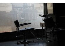 ラグシス ザ バックルーム(LUXIS THE BACK ROOM)の雰囲気(静けさ×無機質×色気 窓辺に揺れる男の余白 メンズ/パーマ立川)