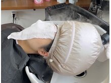 潤いたっぷりのスチームで頭皮を温め、プロのハンド技術でコリをほぐす極上のリラクゼーション体験。