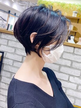 アヴァロン(AVALON) 大人ショートボブ、白髪ぼかしハイライト、丸みくびれ【BISA】