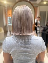 スペックホルダーミミ(Spec Holder mimi) ハイライトカラー切りっぱなしボブ×ベージュ8.16