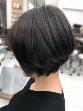 ミーティア バイ クアトロ(Meteor By QUATRO) 前下がりショートボブ