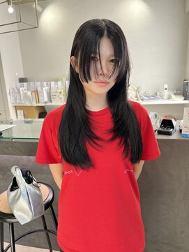 ソルア(soLua) レイヤー/顔まわり/姫カット/透けるダークトーンカラー/岐阜