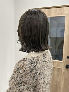 アンビシャス 福生(ambitious) ブリーチなしの透明感カラーカーキグレージュ外はねボブ