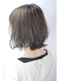 赤味を消した柔らかボブ