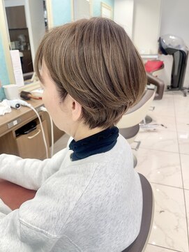 アッシュ 下北沢店(Ash) 白髪染めに見えないベージュカラーの丸みショート