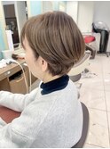 白髪染めに見えないベージュカラーの丸みショート