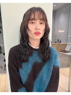 ホロ(hollo) くるくるレイヤーパーマボブウルフカットグレージュ外国人風