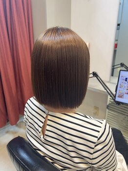 プルブの写真/髪本来の艶を守り、透明感と品を纏うグレイカラー。白髪を自然に馴染ませ上質な大人の美しさを引き出します