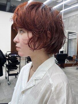 ウィット(wit) 外国人風くせ毛ヘアとアニーオレンジ