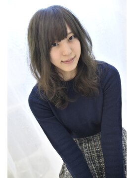 リタ(Lita) Licca　抜け感スタイル×無造作セミディ×甘めバング