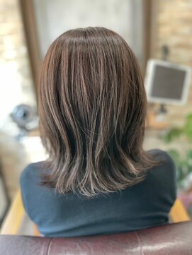 ハサミバイアトリエナガノ 千葉(8sami by atelier nagano) ショートボブ/センターパート/ツヤ髪/グラデーション/イヤリング