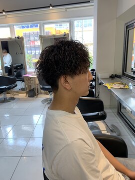 アイズ 海老名(AIZU) ツイストスパイラルパーマツイストパーマセンターパートフェード