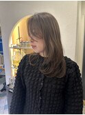 ブラウングレージュカラー内巻きレイヤースタイル