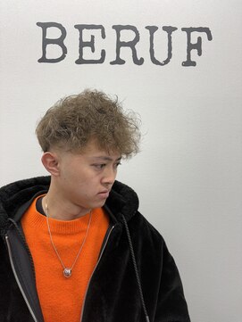 ベルーフ(BERUF) 大人な雰囲気と遊び心の融合！ベージュカラー×スキンフェード！